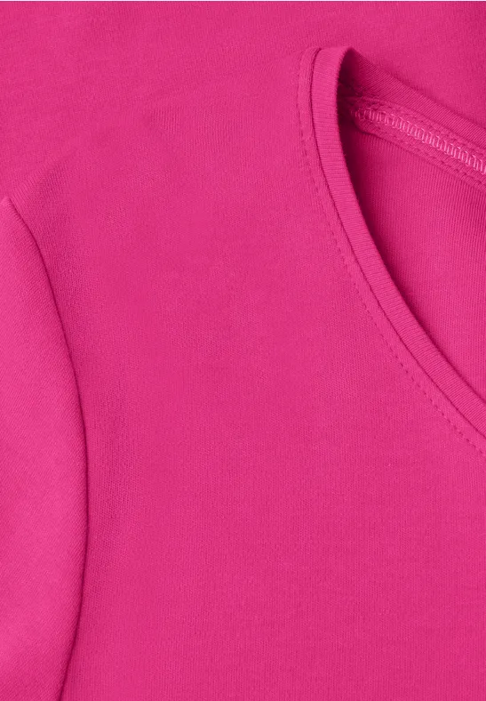 Nahaufnahme eines pinken Tanktops aus weichem Stoff