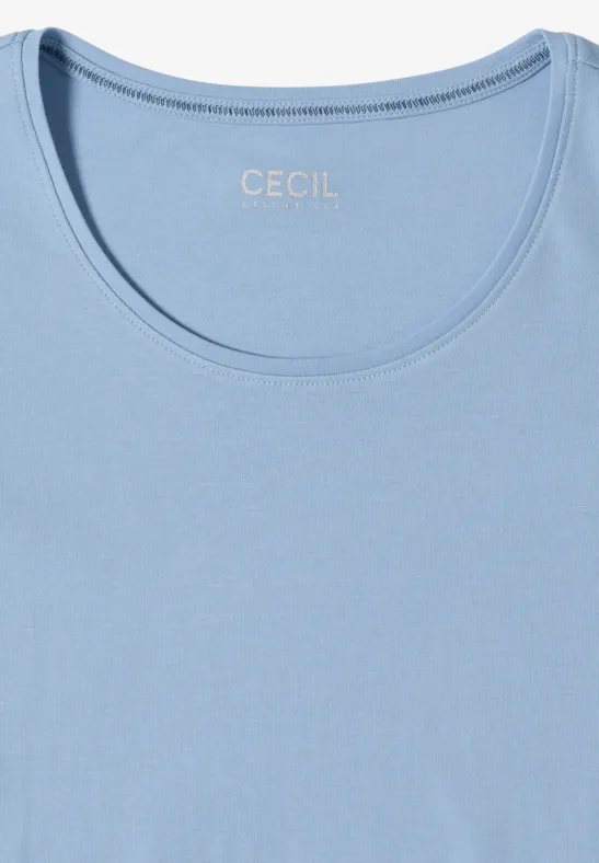 Ein hellblaues, ärmelloses Shirt mit Rundhalsausschnitt und dezentem Markenlogo im Nacken.