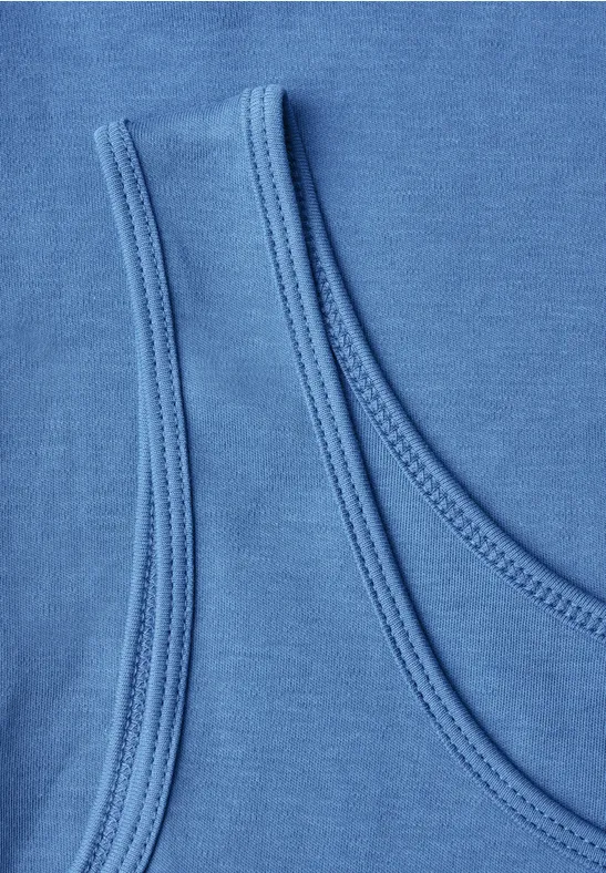 Nahaufnahme eines blauen Tanktops aus Baumwolljersey.
