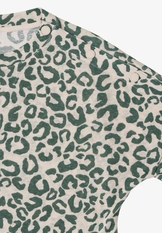 Kort shirt met groene luipaardprint op witte achtergrond.