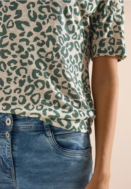 Kort mouwshirt met groene luipaardprint en blauwe spijkerbroek
