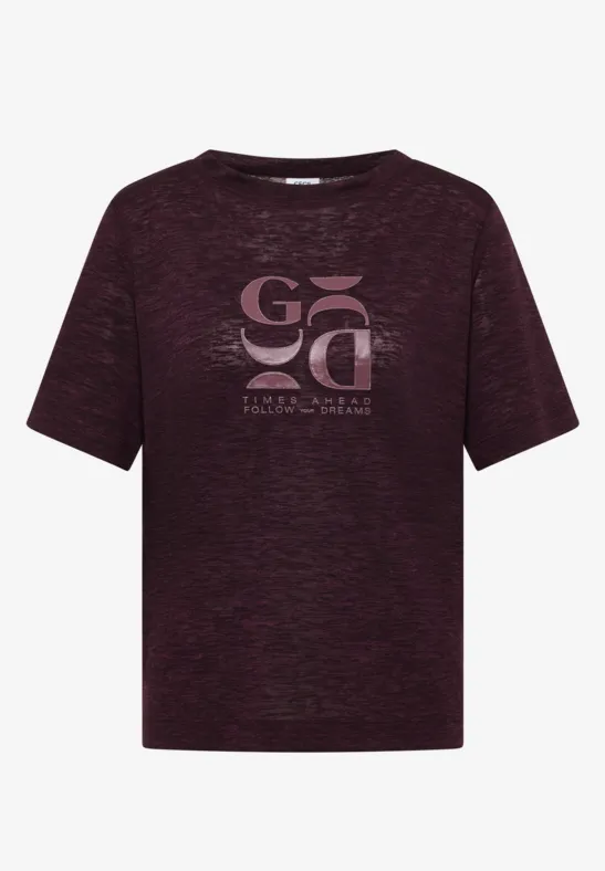 Dunkelrotes T-Shirt mit meliertem Stoff und großem zweifarbigen Logo-Print vorn.