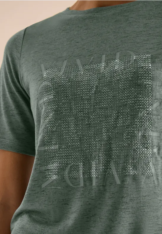 Groen T-shirt met fijne structuur en subtiele vierkante print aan de voorkant.