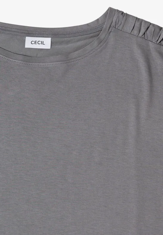 Graues T-Shirt mit dezentem Plissee-Detail an der Schulter und kleinem „Cecil“-Label im Nacken.