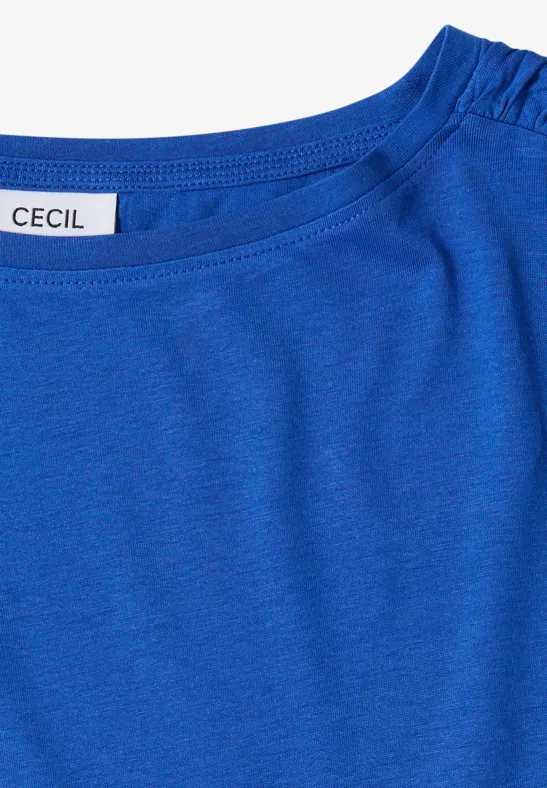 Nahaufnahme eines blauen T-Shirts mit Rundhalsausschnitt und CECIL-Etikett