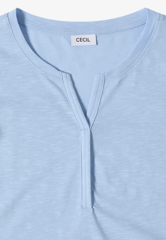Hellblaues Damen-Shirt mit kleinem V-Ausschnitt und Rundhalsausschnitt von CECIL.
