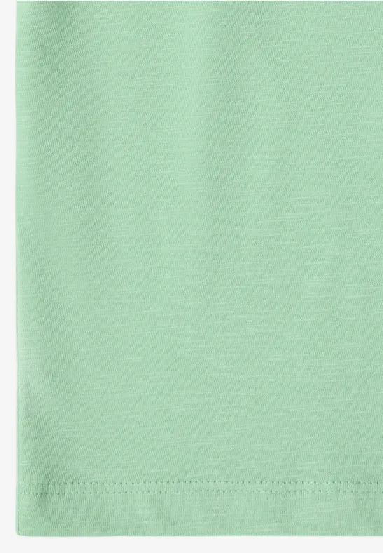Een mintgroen T-shirt met nette zoom en fijne stof.
