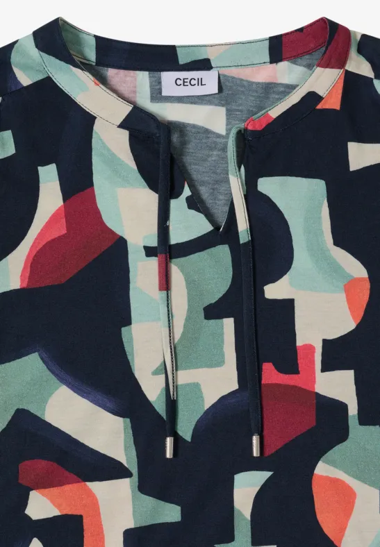 Bunte Bluse mit abstraktem Muster in Blau, Grün, Rot und Weiß und V-Ausschnitt mit Kordelzug.