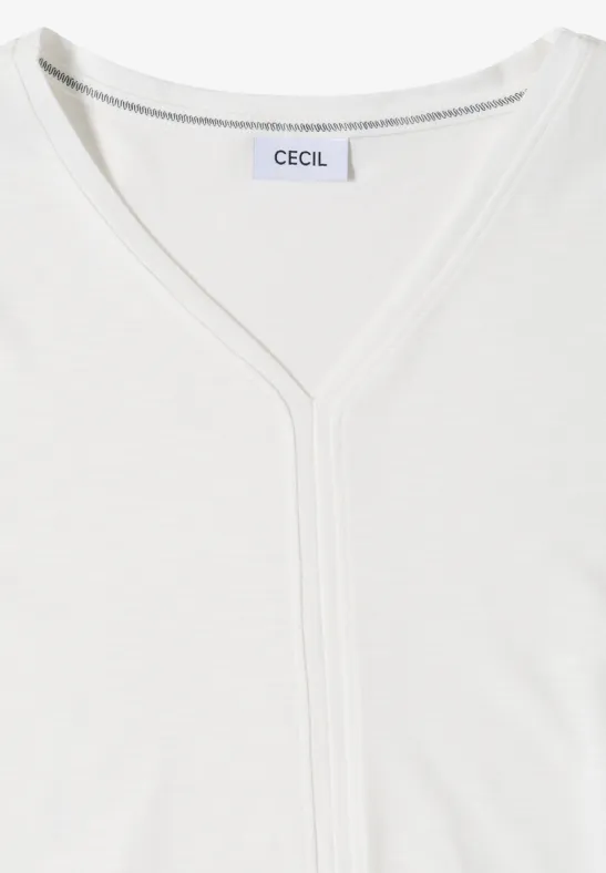 Een eenvoudig wit T-shirt met V-hals, plat neergelegd op lichte achtergrond.