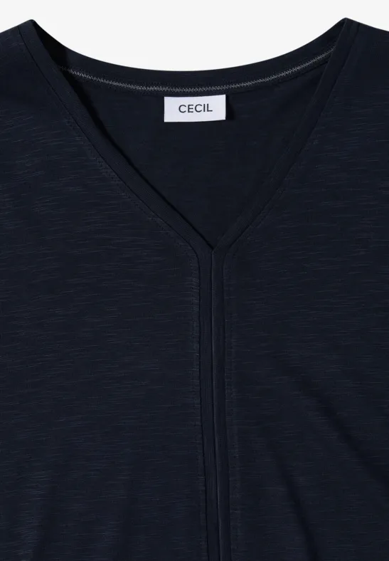Ein schlichtes dunkelblaues T-Shirt mit V-Ausschnitt und CECIL-Label.