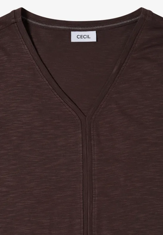 Bruin shirt met V-hals, subtiele structuur en merklabel in de nek.