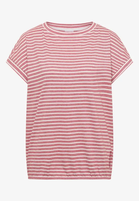 Ein rosa-weiß gestreiftes T-Shirt mit kurzen Ärmeln vor weißem Hintergrund.
