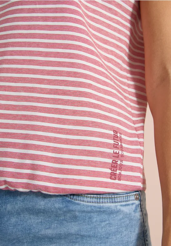 Rosa-weiß gestreiftes Shirt mit leicht fransigem Saum, getragen zu Jeans.