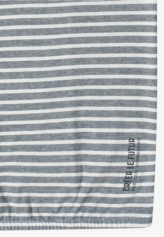 Grijze stof met witte strepen, elastische zoom en verticale tekst.