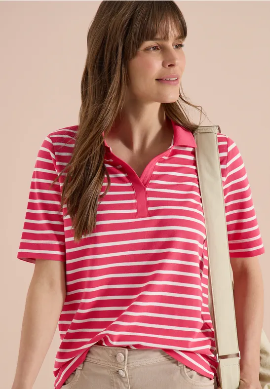 Frau in rosa-weiß gestreiftem Poloshirt und Umhängetasche