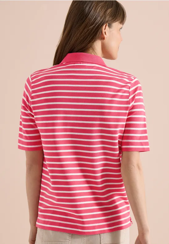 Frau von hinten in rosa-weiß gestreiftem Poloshirt mit kurzen Ärmeln