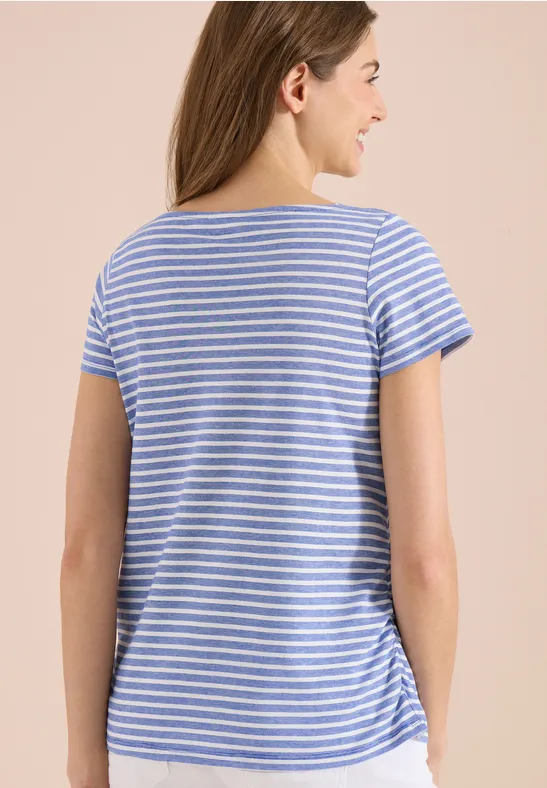 Rückansicht einer Frau in blau-weiß gestreiftem T-Shirt