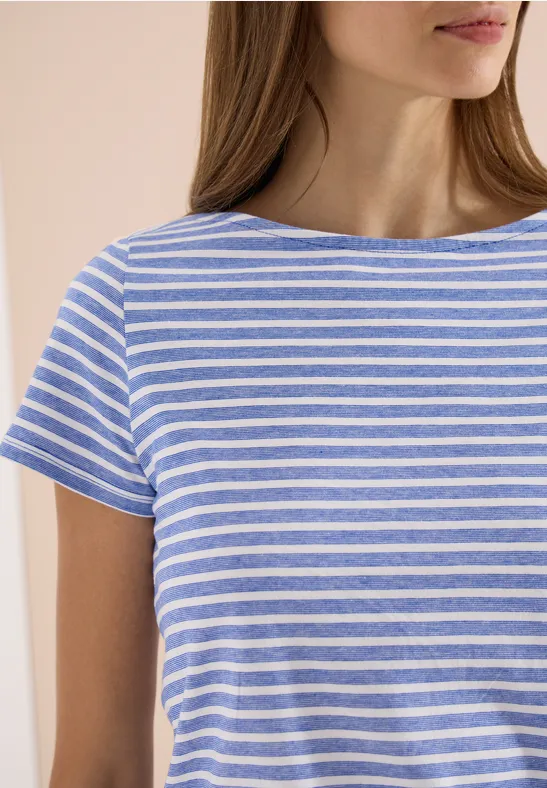 Nahaufnahme einer Frau im hellblau-weiß gestreiften T-Shirt mit kurzen Ärmeln.
