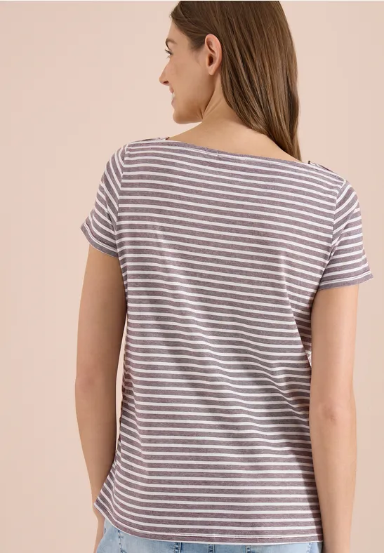 Rückansicht einer Person in gestreiftem T-Shirt.