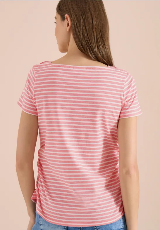 Rückansicht einer Frau in rosa-weiß gestreiftem T-Shirt vor hellem Hintergrund.