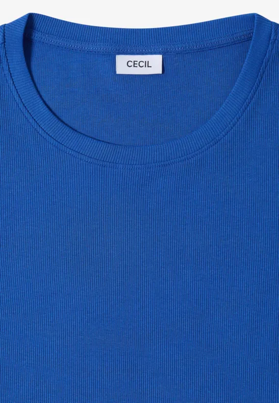 Een blauw T-shirt met ronde hals, keurig gevouwen op witte achtergrond.