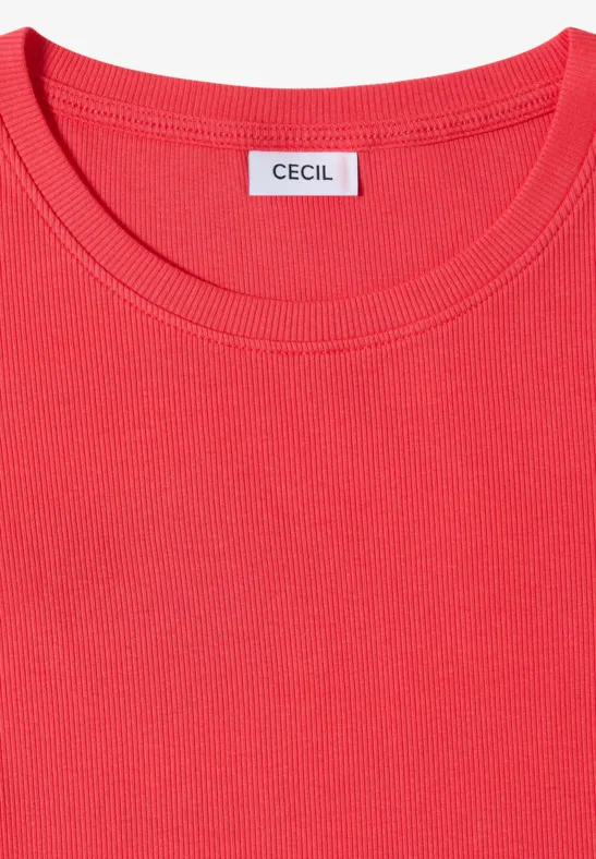 Een felrood T-shirt met ronde hals, netjes gevouwen, met zichtbaar CECIL-label.