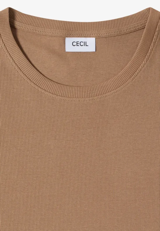 Schlichtes, kurzärmeliges T-Shirt in Kamelbraun mit Markenlabel 'CECIL' am Kragen.