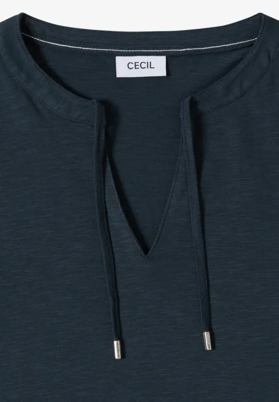 Schlichtes dunkelblaues T-Shirt mit V-Ausschnitt und verstellbarem Kordelzug, Logoetikett an der Innenseite.