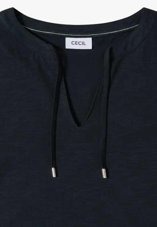 T-shirt femme noir à col en V avec cordon, étiquette 'CECIL' cousue à l'arrière du col.