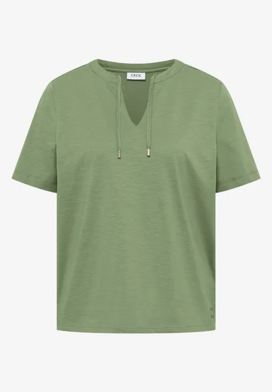 T-shirt vert à manches courtes, encolure en V avec cordon.