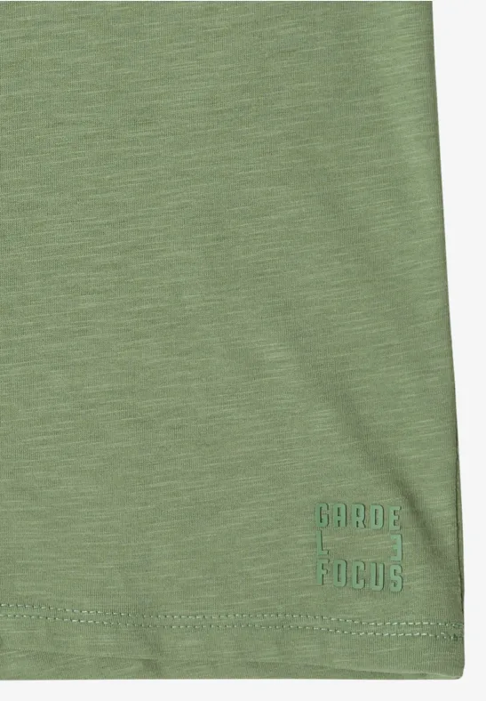 T-shirt vert clair avec inscription 'Nerd Focus' discrète près de l'ourlet