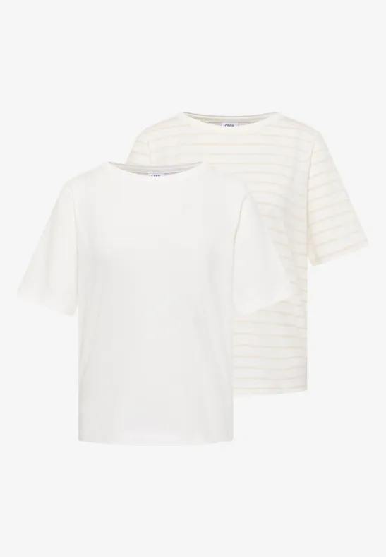 Twee losse t-shirts: één effen wit en één wit met subtiele pastelstrepen.