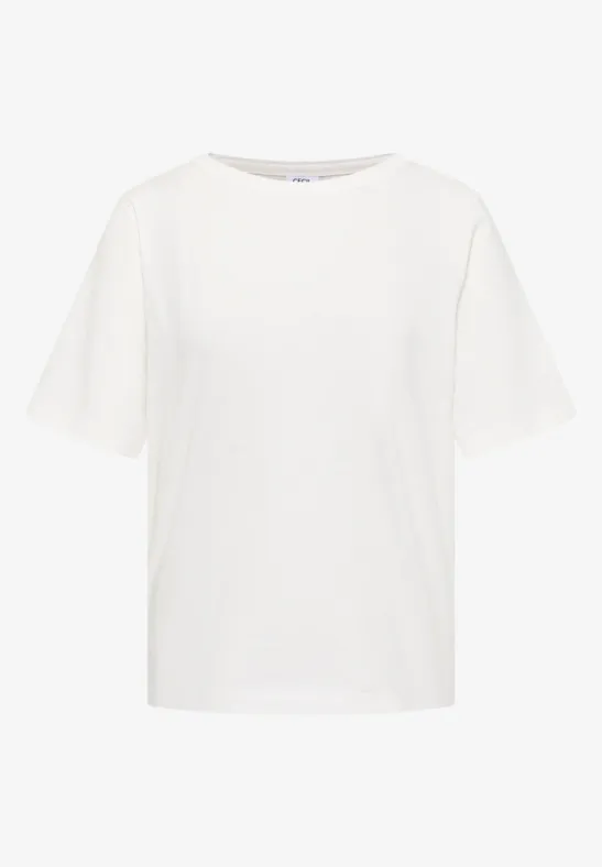 Een eenvoudig wit T-shirt met ronde hals en korte mouwen.