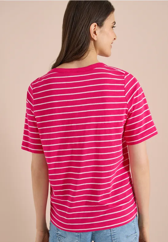 Achteraanzicht van een vrouw in roze-wit gestreept T-shirt voor een beige achtergrond.