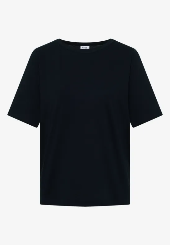 Een eenvoudig, zwart T-shirt met korte mouwen en ronde hals.