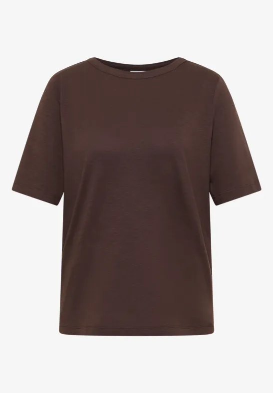 Een effen bruin T-shirt met korte mouwen, ronde hals en een klassieke pasvorm.