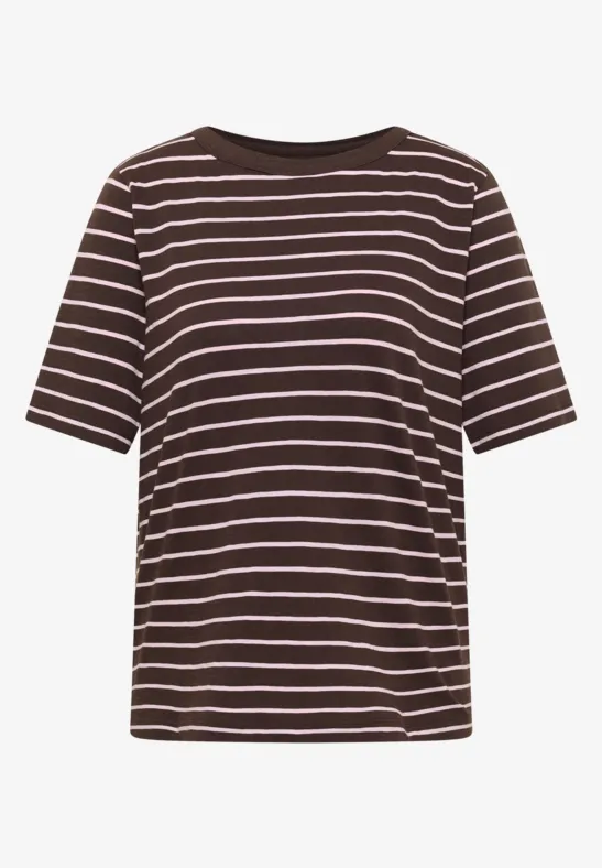 Bruin T-shirt met witte strepen, ronde hals en korte mouwen.