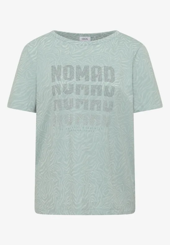 Helles grünes T-Shirt mit zartem Zebramuster und mehrfach aufgedrucktem 'Nomad'-Schriftzug.