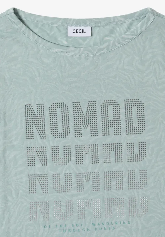Hellgrünes T-Shirt mit dezentem Wellenmuster und perforierten 'NOMAD'-Schriftzügen.