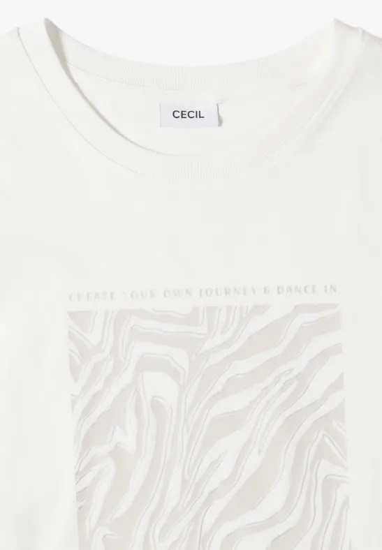 Weißes T-Shirt mit Rundhalsausschnitt, quadratischem, dezentem Zebra-Print und Markenlabel am Kragen.