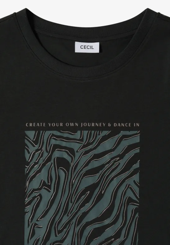 Schwarzes Shirt mit grün-grauem Zebra-Muster, Schriftzug 'CREATE YOUR OWN JOURNEY & DANCE IN' und CECIL-Label am Kragen