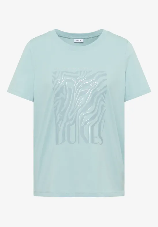 Ein mintgrünes T-Shirt mit abstraktem Zebra-Muster auf der Vorderseite.