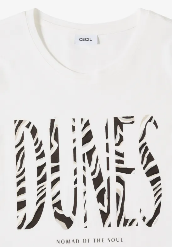 Weißes T-Shirt mit Zebraprint-Schriftzug „DUNES“ und kleinem „Nomad of Time“-Logo.