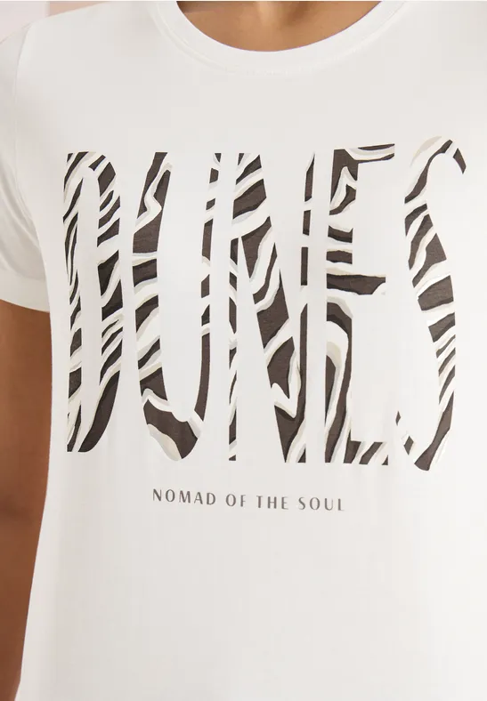 Weißes T-Shirt mit großem, gestreiftem DNES-Aufdruck und kleinem Schriftzug „NOMAD OF THE SOUL“.