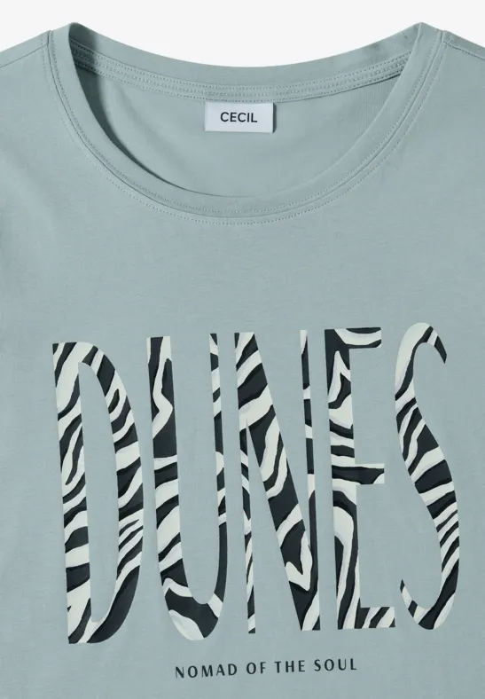 Pastellgrünes T-Shirt mit Zebramuster-Schriftzug 'PHUNES' und kleinem 'Nomad of the Jungle'-Print