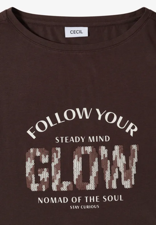 Braunes T-Shirt mit Aufdruck 'FOLLOW YOUR STEADY MIND GLOW NOMAD OF THE SOUL'.
