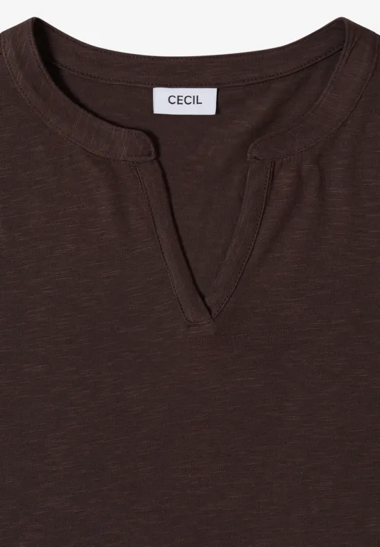 Dunkelbraunes, leichtes Damen-Shirt mit kleinem V-Ausschnitt, schlicht und vielseitig kombinierbar.