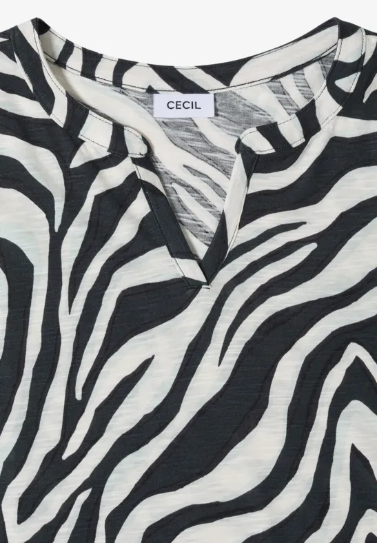 Opgevouwen top met zwart-wit zebradessin en V-hals.