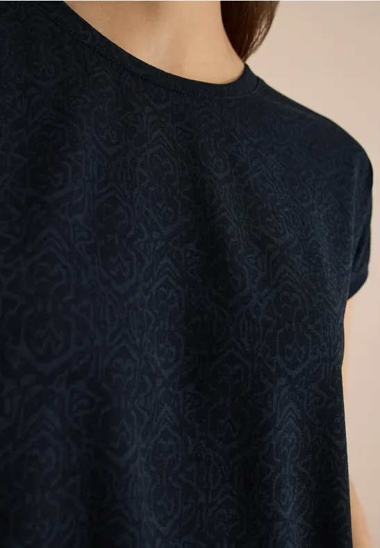 Close-up van een donkerblauw T-shirt met subtiel patroon en ronde hals.