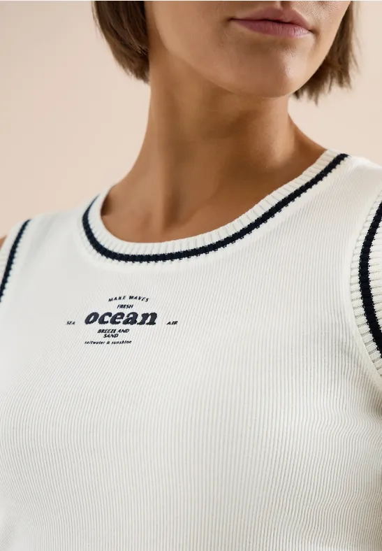 Top mit Rundhals und Kontrastdetails vanilla white